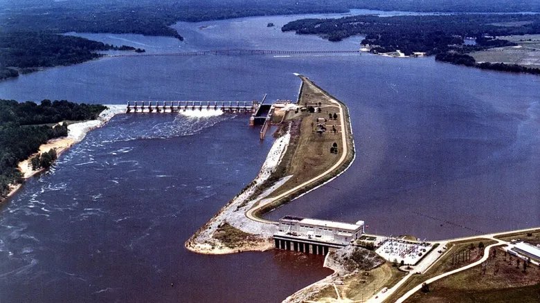 Rare sunglint transforms Alabama River into a giant golden dragon An aerial photo of a reservoir and dam on the Alabama River in the 1970s